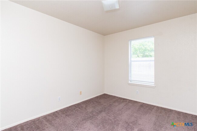 Building Photo - 2014 Cedarhill Dr