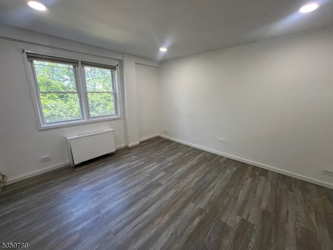 Building Photo - 39 E 39th St