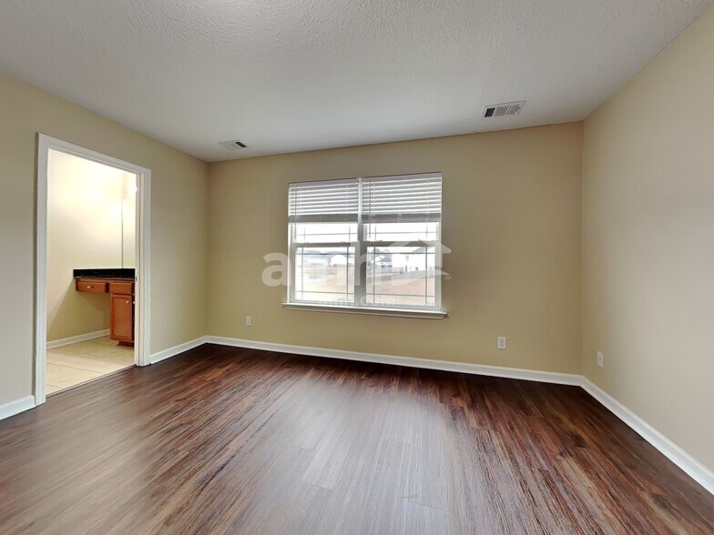 Building Photo - 8 Sunnydale Ln