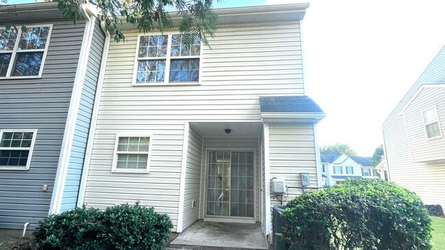Building Photo - 711 Crestwell Cir SW
