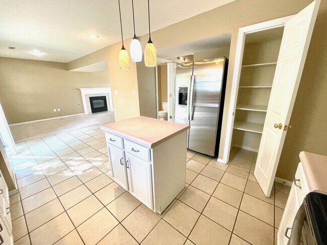 Building Photo - Spacious 3 Bedroom Home in South Columbia