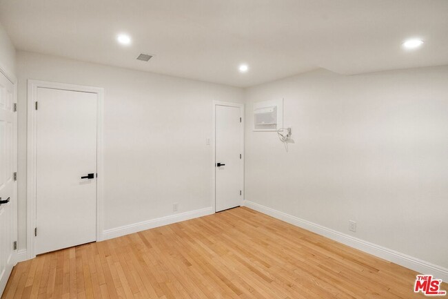 Building Photo - 15005 Killion St