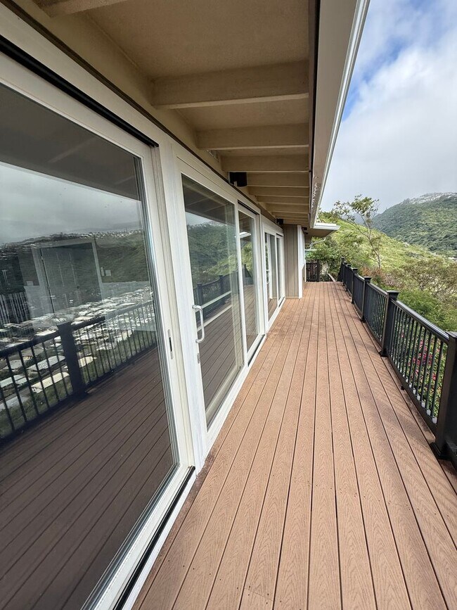 Building Photo - Luxury Hillside Home with Panoramic Kahala Beach Views – $8,500/month