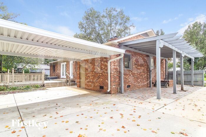 Building Photo - 1102 Pitt Pl