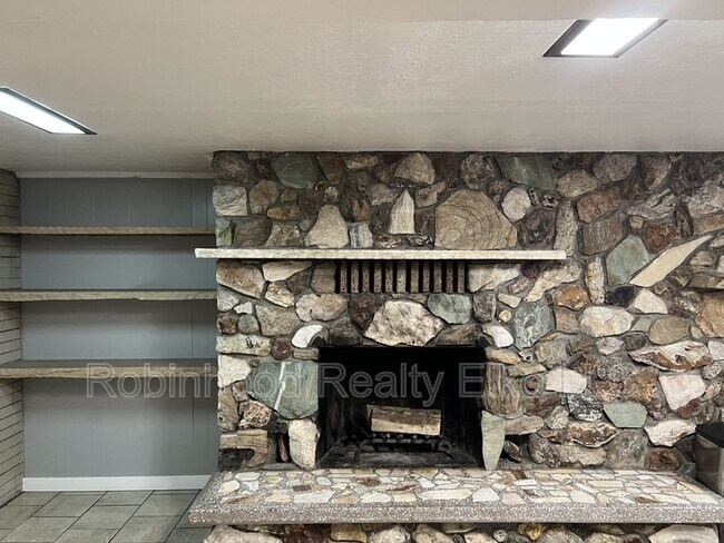 Building Photo - 272 W Cedar St