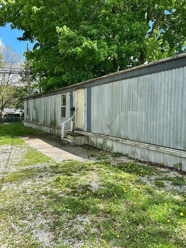 Building Photo - Three bedroom trailer