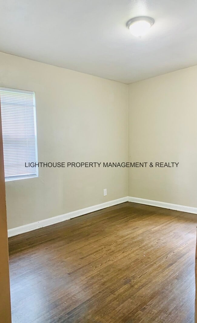 Building Photo - Huge 4 Bedroom Home With Sunroom And Garage