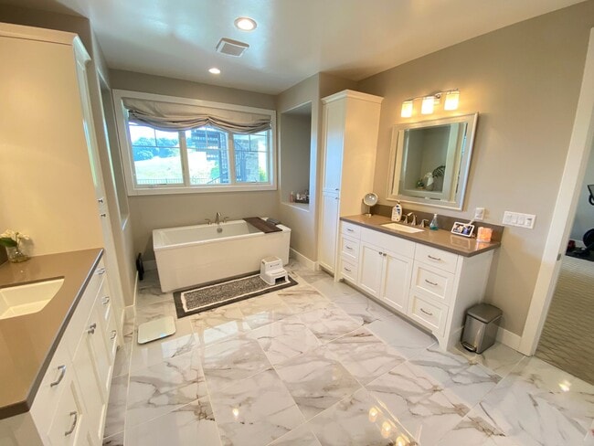 Building Photo - Wilder, Orinda!!!  4 Bed, 4.5 Bath, apx 3,380 Sq Ft.