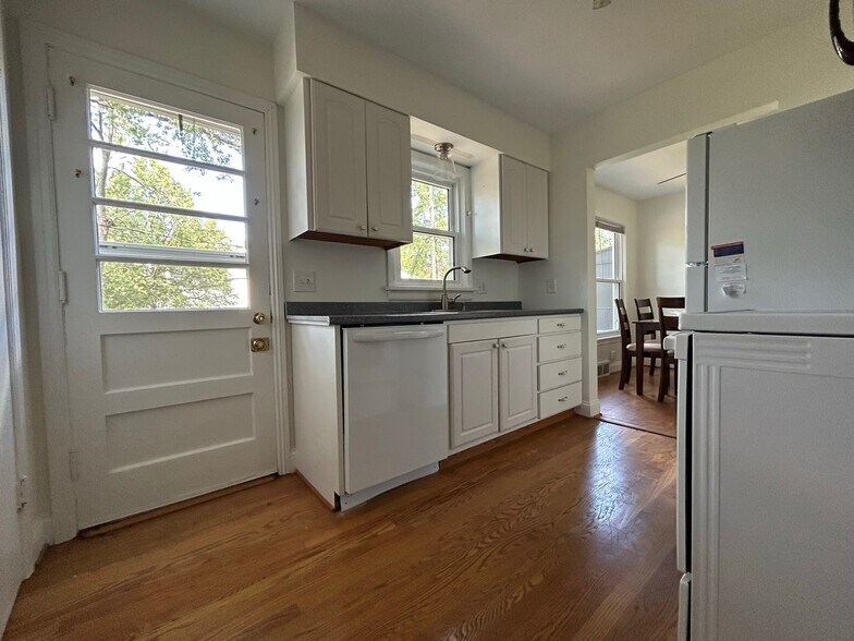 kitchen area - 117 Morningside Dr