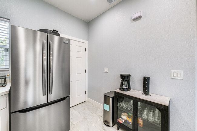 Building Photo - 226 E 10th St