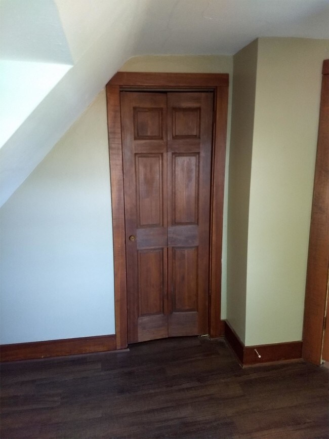 Building Photo - 904 E 17th St