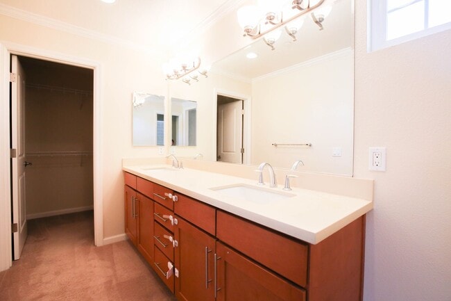 Building Photo - Newer Contemporary Home for Rent - Conveni...