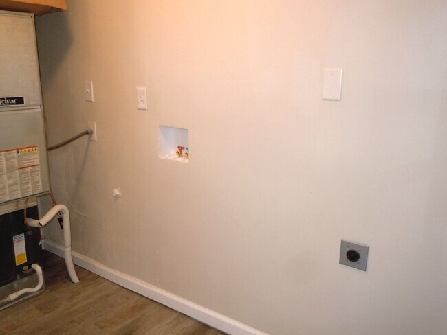 Building Photo - Two Bedroom Home with Utility Room off Kitchen and a Garage!!