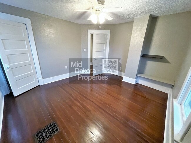 Building Photo - 700 S Wisconsin- 3 bedroom house