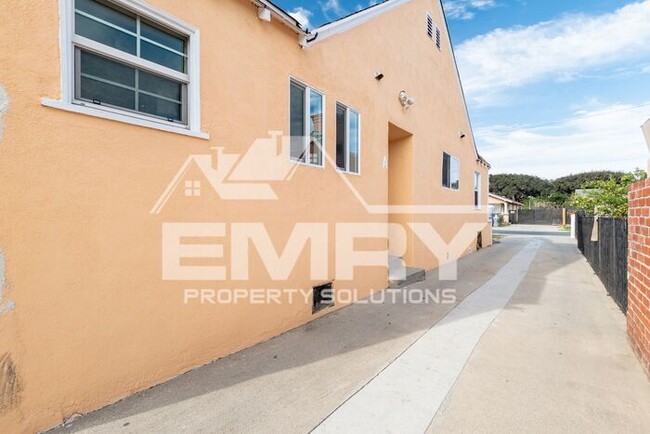 Building Photo - MOVE IN READY 2 BEDROOM 1 BATHROOM HOME IN LYNWOOD CA 90262