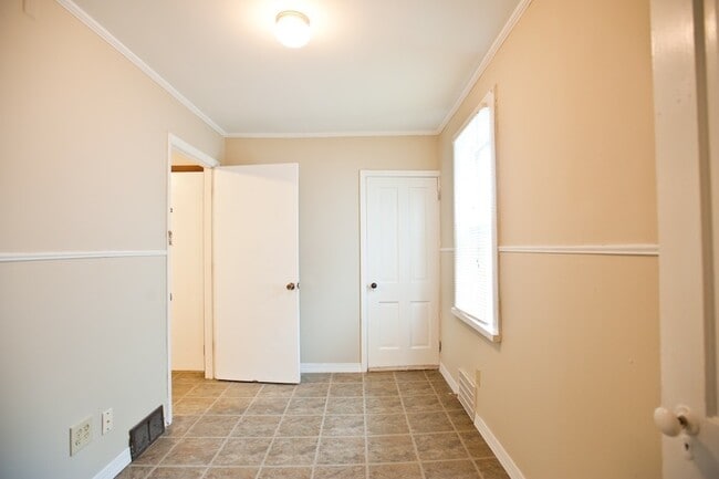 Building Photo - 3259 N Oakland Ave