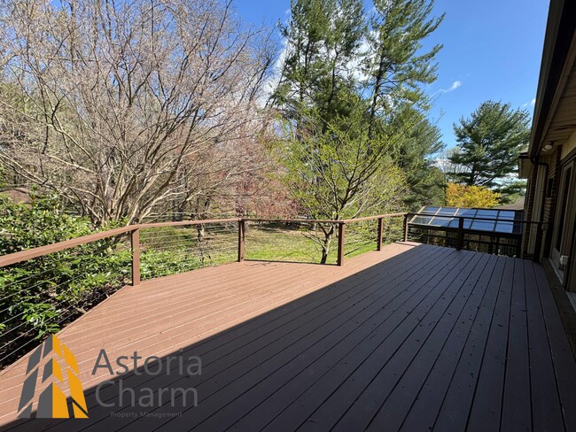 Building Photo - Spacious 5 Bedroom 3 Bath + Den Single Family Detached Home