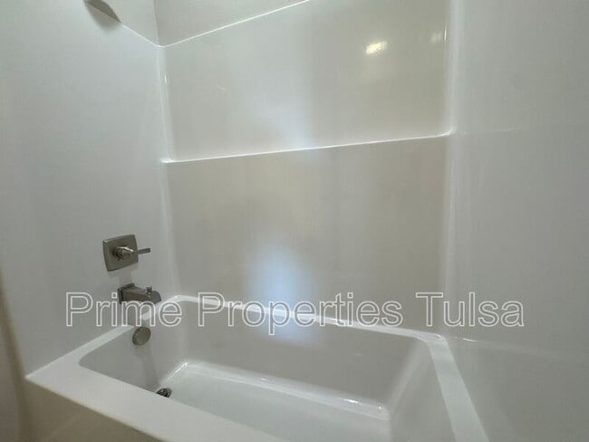 Building Photo - 1022 E Delmar Pl