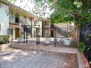 Building Photo - 2522 Binz St