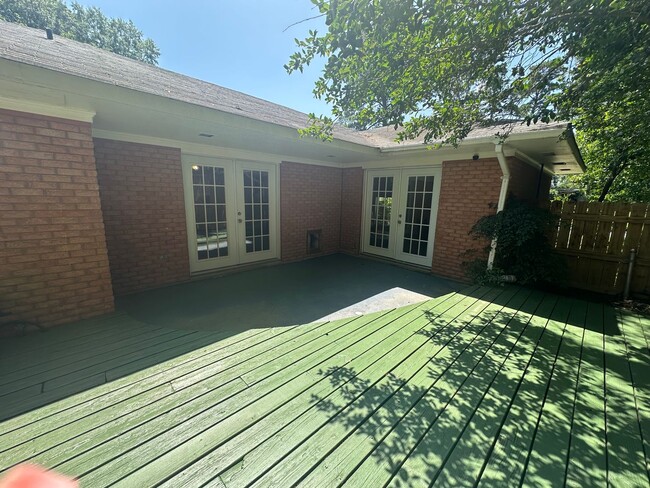 Building Photo - Gorgeous 3 Bedroom South Highland Home wit...