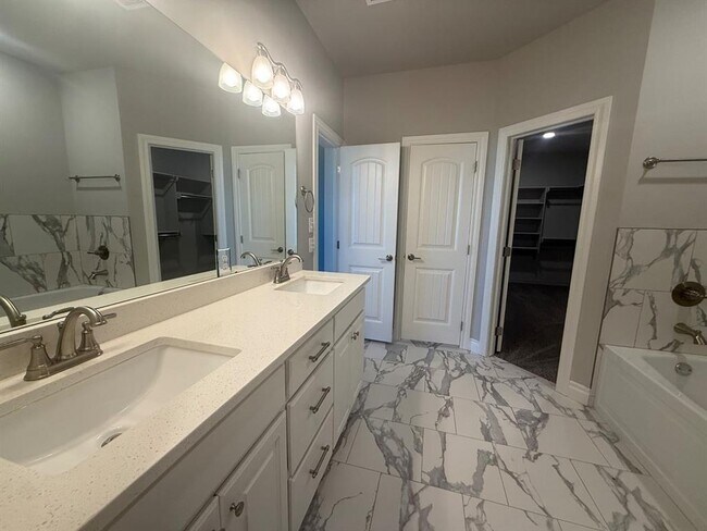 Building Photo - 9544 Monterey Dr