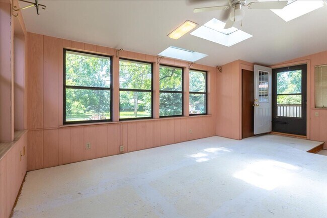 Building Photo - 7221 Lexington Ave