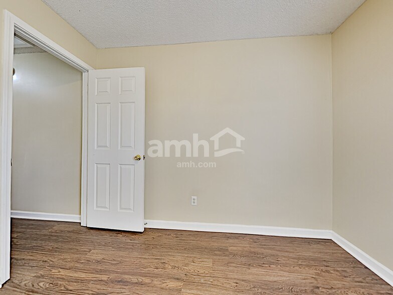 Building Photo - 11215 Wolf Woods Dr
