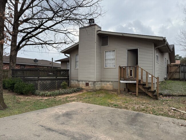 Building Photo - 8606 Holiday Dr