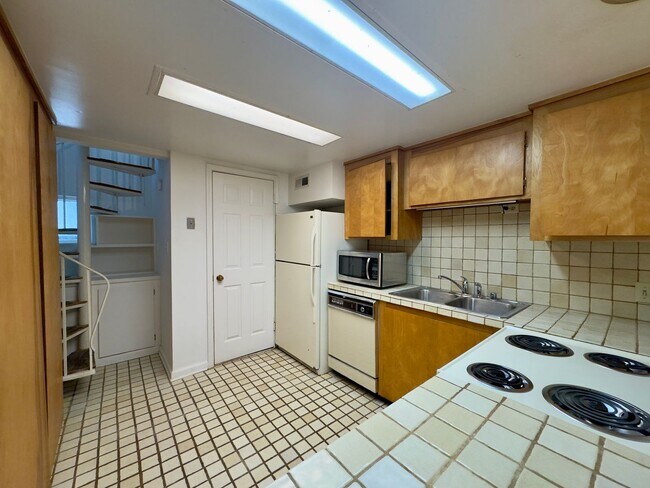 Building Photo - Charming 1 Bedroom Townhome ~ Ridgely's Delight