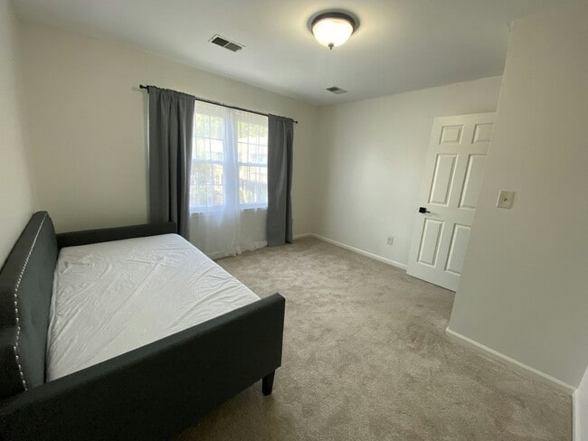 Building Photo - 557 Tiffany Ct