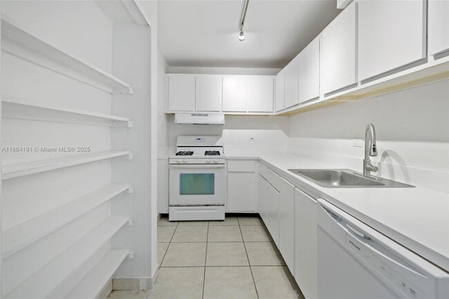 Building Photo - 6900 N Kendall Dr