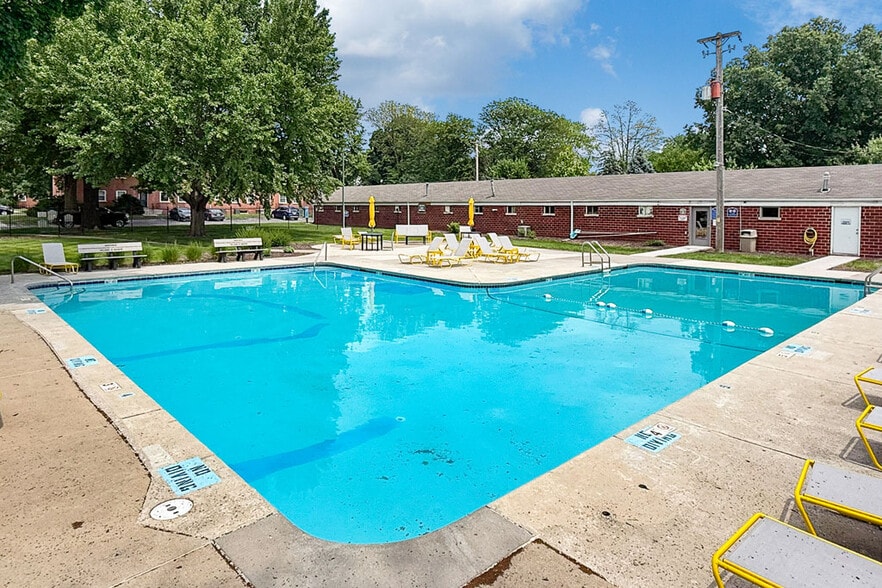 Swimming Pool - Wakonda Village and Manor Apartment Homes