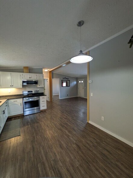 Building Photo - 11 Corn Hill Rd