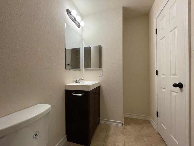 Building Photo - Townhome for rent