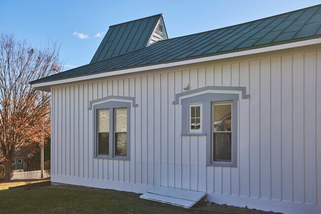 Building Photo - 16 Oak St