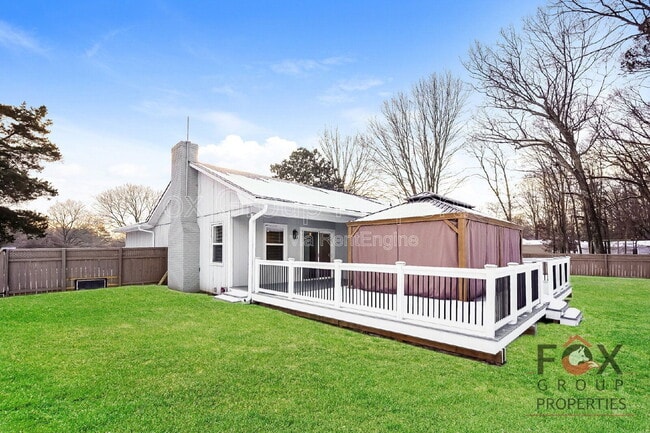 Building Photo - 305 Camelot Dr