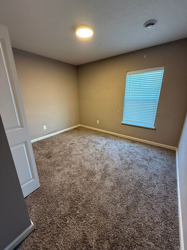 Building Photo - Spacious 4?BD | 2?BA Home with Finished Lo...