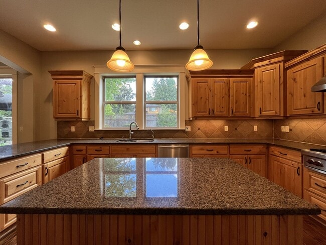 Building Photo - Luxury 5 Bedroom Home with Soaking Tub, Chef’s Kitchen & Expansive Primary Suite