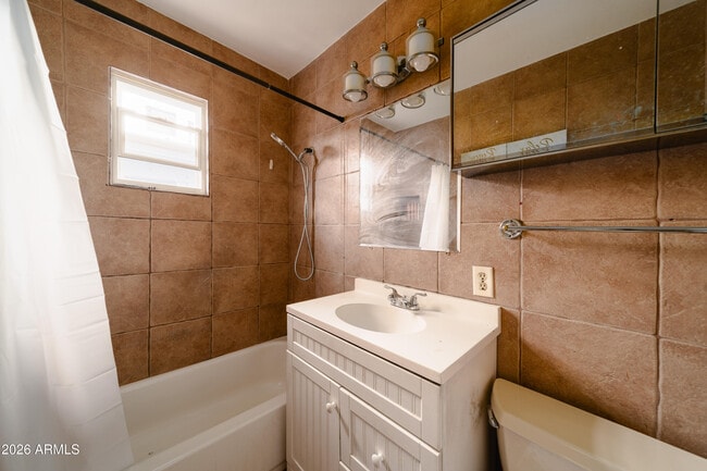 Building Photo - 2416 E Clarendon Ave