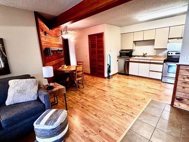 Building Photo - Long Term Rental- 549C Rainbow Village
