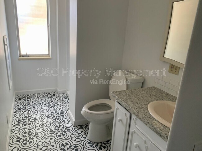 Building Photo - 489 Laurel Ave