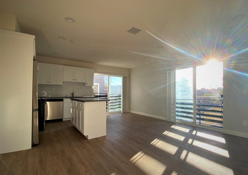 Building Photo - 5544 Romaine St