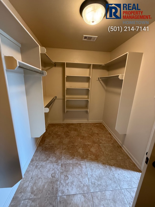 Building Photo - 2232 Ingleside Dr