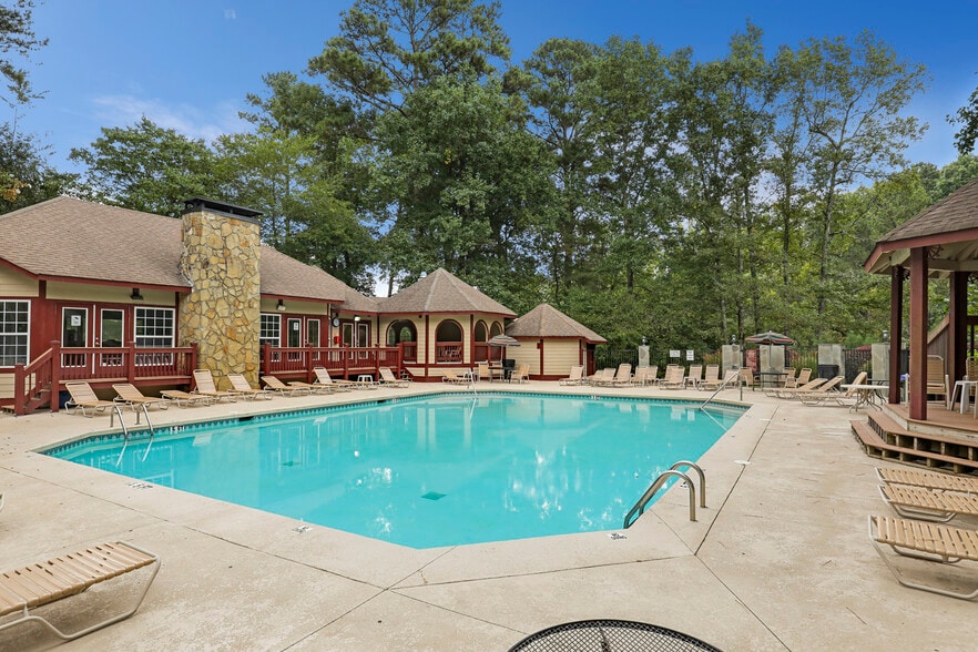 Community swimming pool - 709 Cypress Pointe St