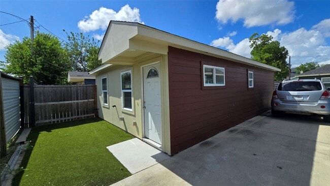 Building Photo - 3733 Seabrook St