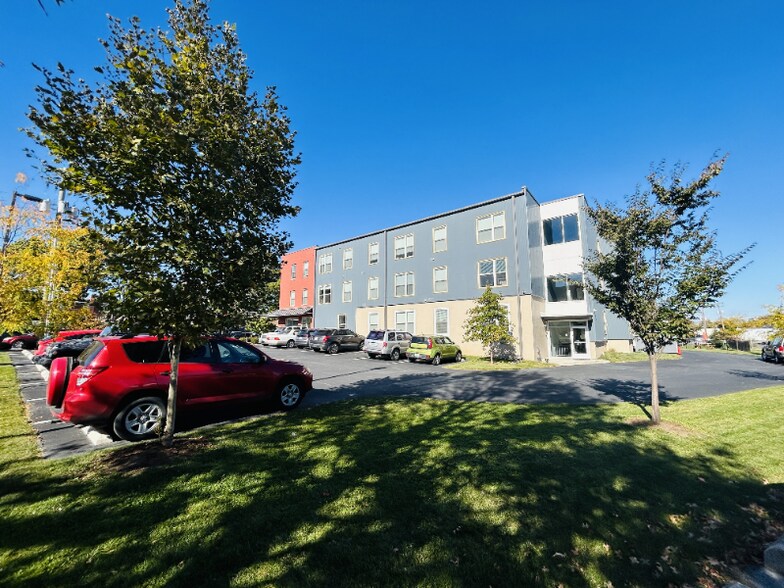 Building Photo - 550 New Holland Ave