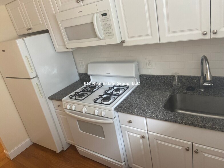 Building Photo - 381 Harvard St