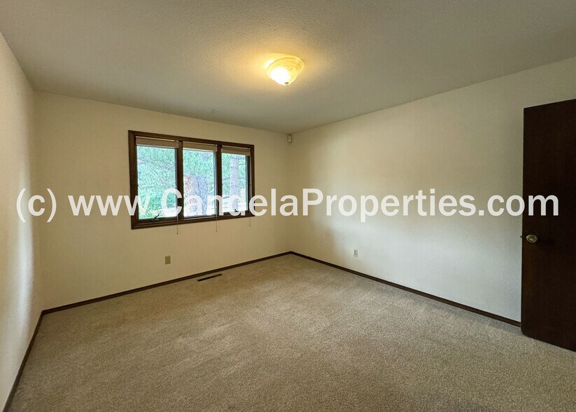 Building Photo - 2970 Shoreham Cir