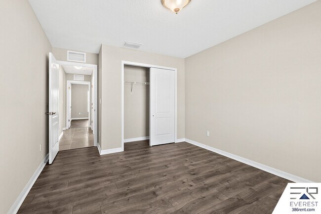 Building Photo - 10 Lysander Ln