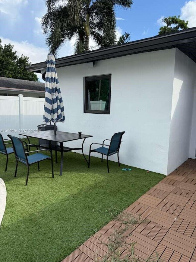 Building Photo - 2227 Roosevelt St